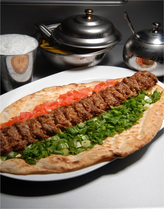 Közde pişen Adana kebap ve yanında taze garnitürler