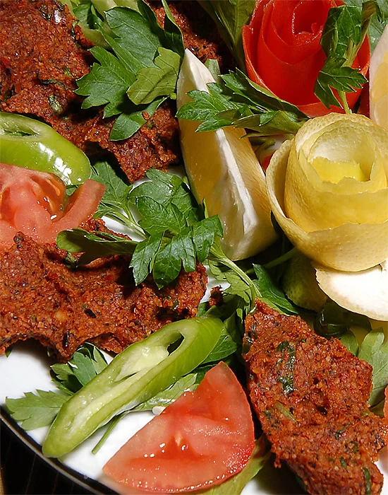 Taze yeşillikler ve limonla Bağdat Ocakbaşı çiğ köfte servisi